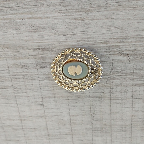 SC Jewelry - SC Vintage cream and green Cameo young woman face clip-on earring pendant
